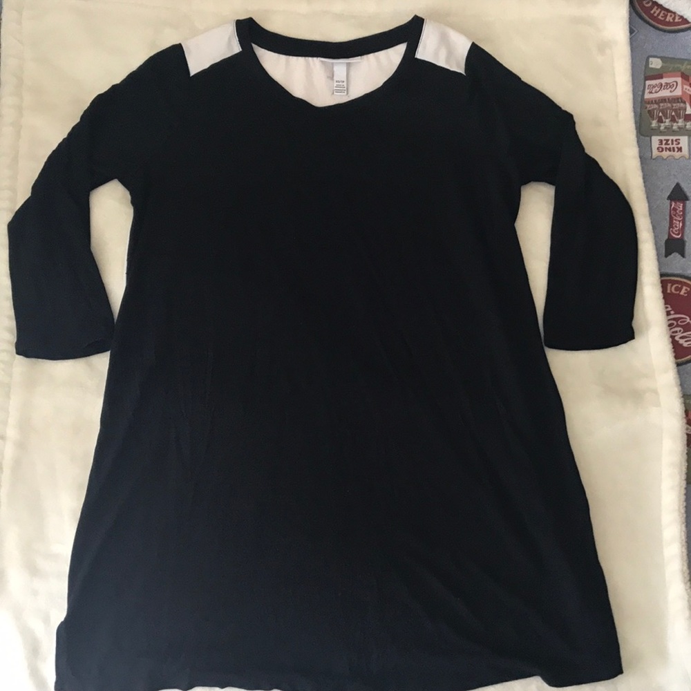 Black & white soft flowy maternity sweater/blouse